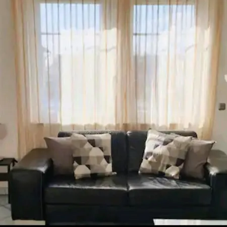 Spacious 100sq M Appartement *